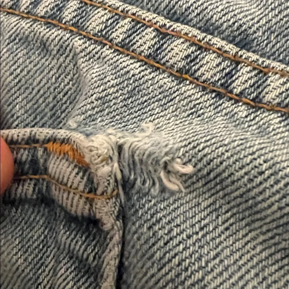 VTG Levi's 550 Light Blue Straight Jeans measures 34x32